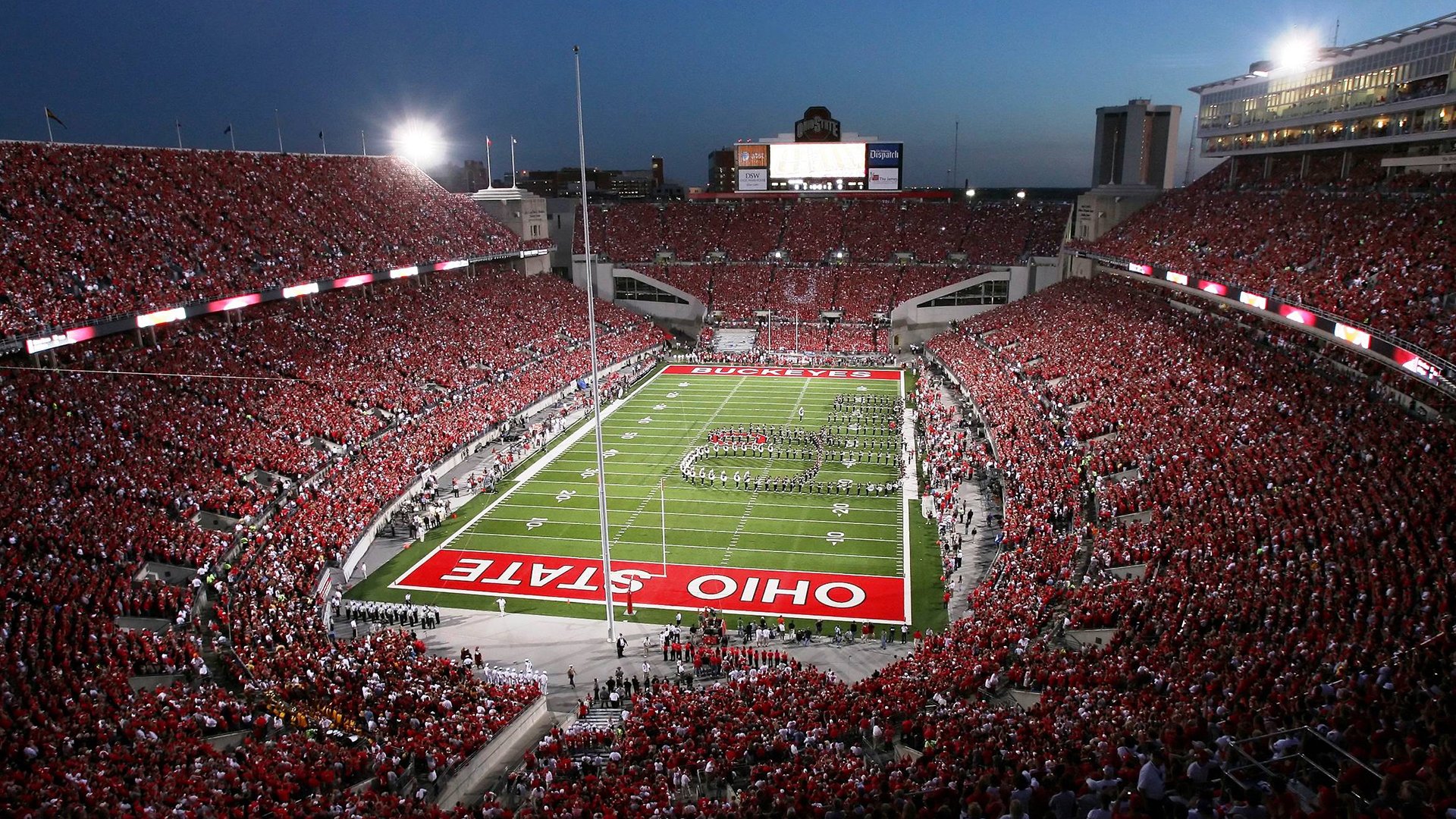 医院系统羽毛球联赛 医护人员用扣杀与网前小球释放压力